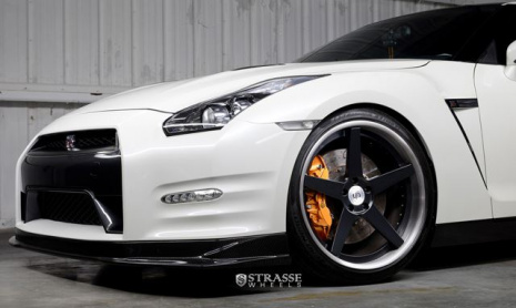 1000-сильный Nissan GT-R на дисках Strasse Forged